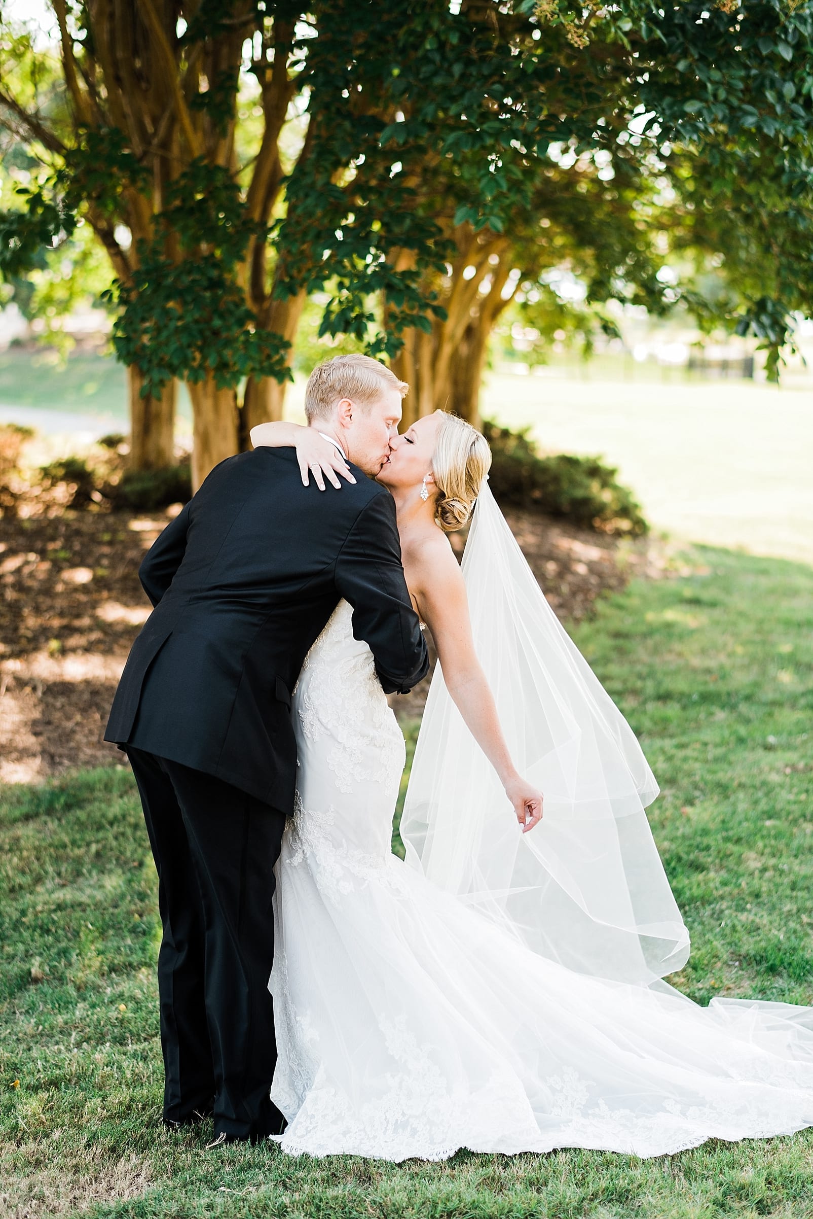 williamsburg virginia wedding photographer bride and groom kissing photo