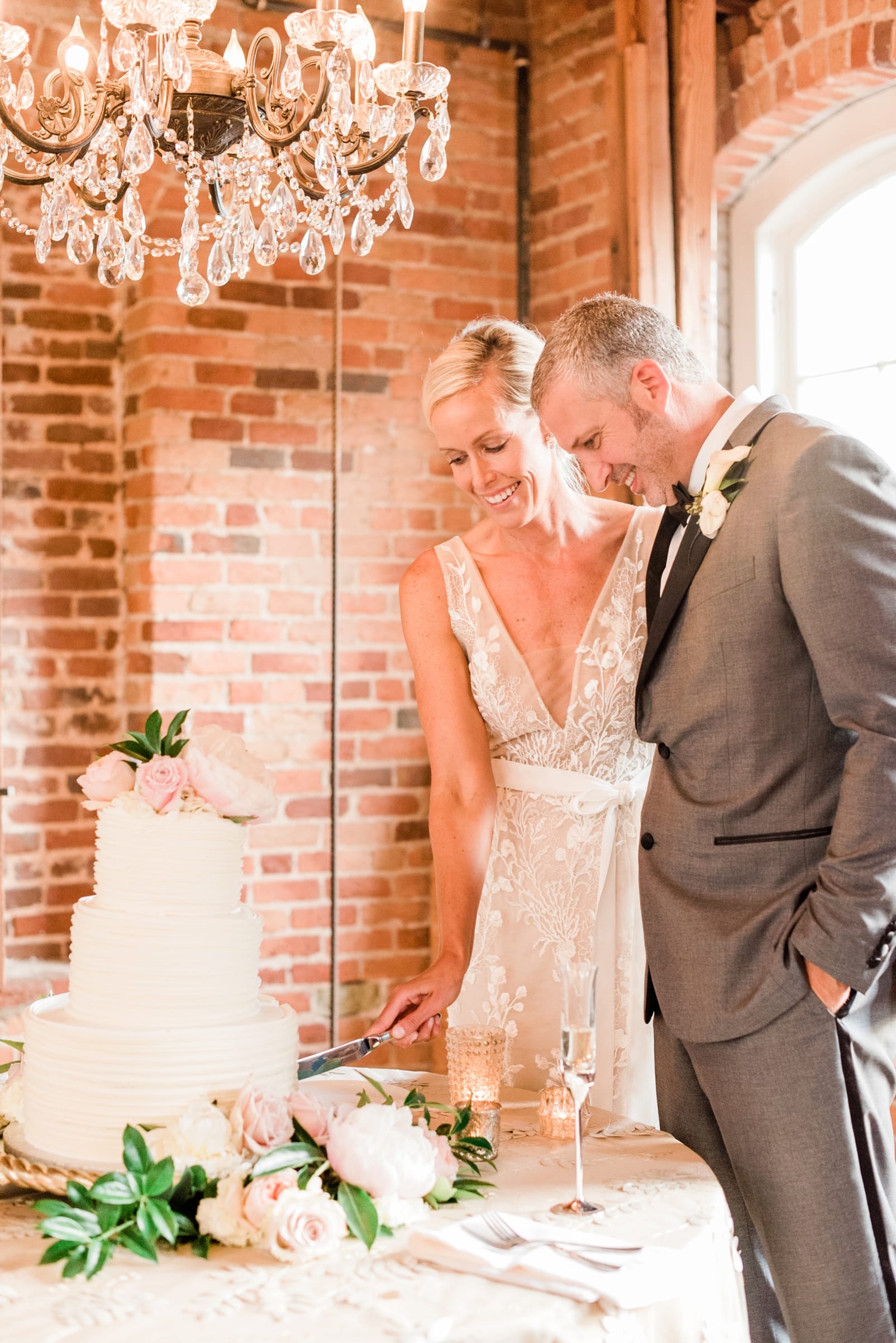 Melrose Knitting Mill bride and groom cutting the cake photo